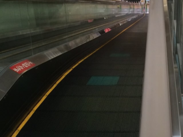 エスカレーターベルト　施工中